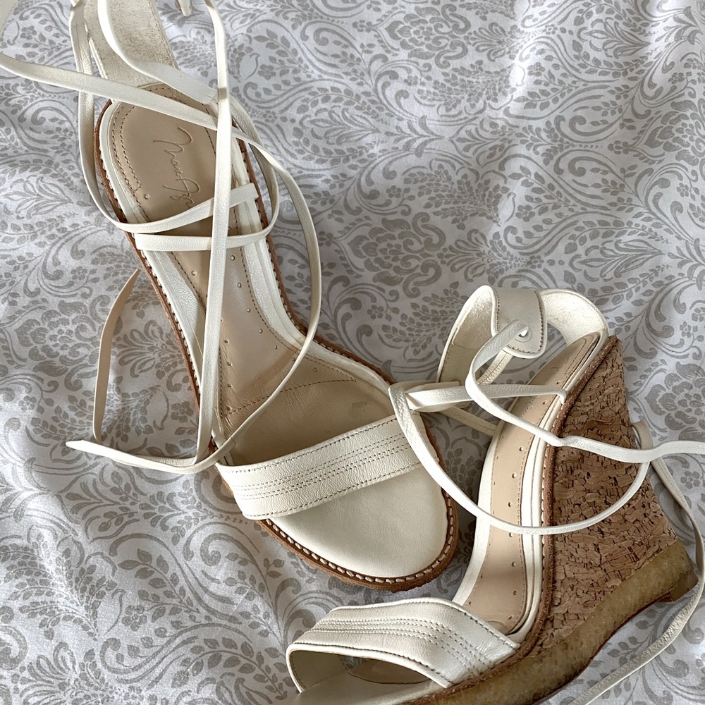 Max Azria Size 38 1/2 tie up ivory wedges